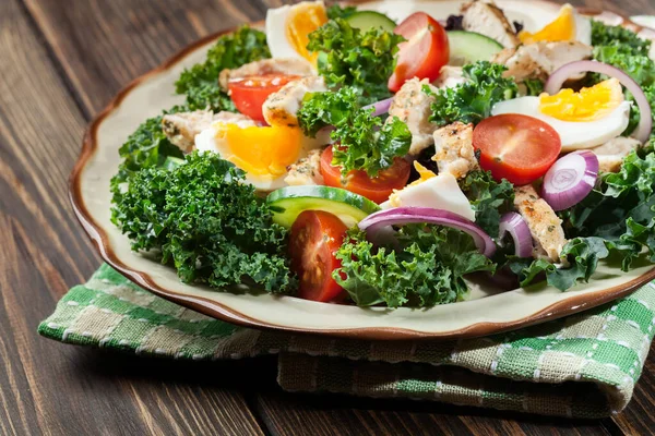 Salade Fraîche Avec Poulet Tomates Œufs Laitue Dans Assiette Aliments — Photo