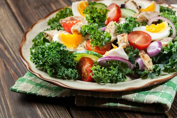 Fräsch Sallad Med Kyckling Tomater Ägg Och Sallad Tallriken Hälsosam — Stockfoto