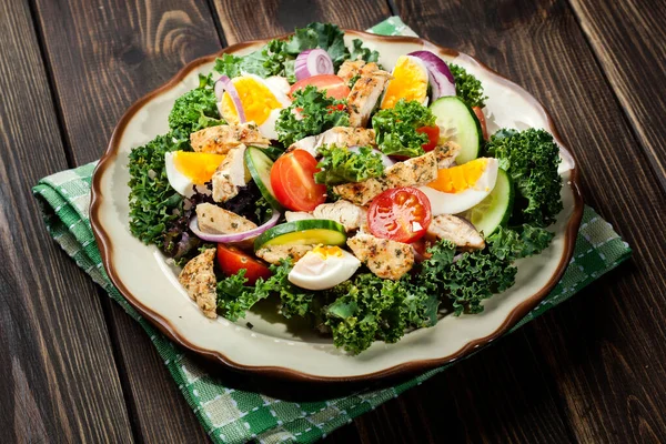 Taze Salata Tavuk Domates Yumurta Marul Plaka Üzerinde Sağlıklı Gıda — Stok fotoğraf