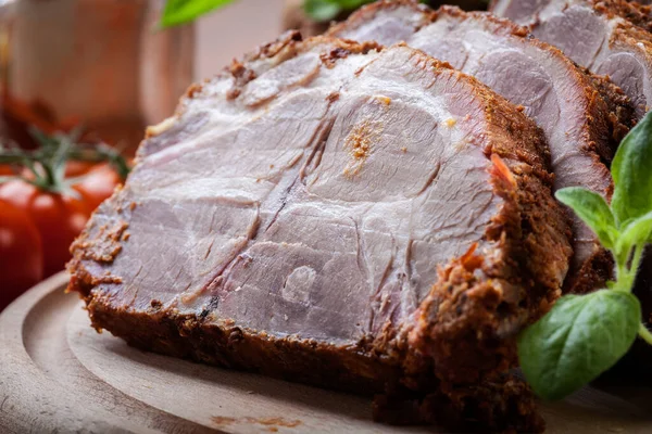 Gebratener Schweinenacken Mit Gewürzen Auf Schneidebrett — Stockfoto