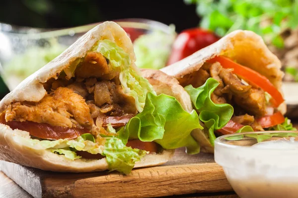 Kebab Doador Carne Frango Frita Com Verduras Pão Pita — Fotografia de Stock