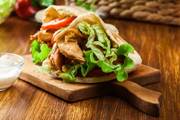 Doner Kebab Stekt Kycklingkött Med Grönsaker Pitabröd — Stockfoto