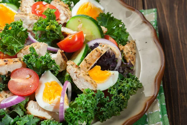 Friss Saláta Csirke Paradicsom Tojást Salátát Tányér Egészséges Táplálkozás — Stock Fotó