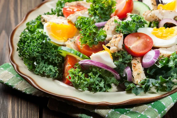 与鸡肉 西红柿 鸡蛋和生菜在板上的新鲜沙拉 健康的食物 — 图库照片