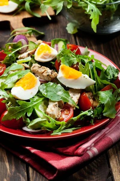 Φρέσκια Σαλάτα Κοτόπουλο Ντομάτες Αυγά Και Ρόκα Πιάτο Υγιεινά Τρόφιμα — Φωτογραφία Αρχείου