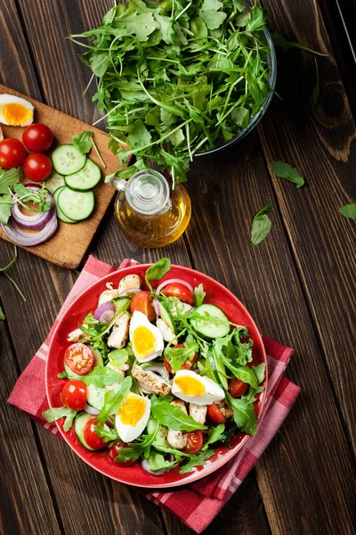 Taze Salata Tavuk Domates Yumurta Roka Plaka Üzerinde Sağlıklı Gıda — Stok fotoğraf