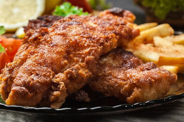 Pescado Frito Masa Crujiente Con Patatas Fritas Plato —  Fotos de Stock