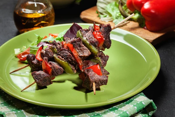 烤的牛肉肉和蔬菜肉串 绿色板 — 图库照片