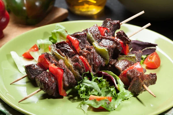 Carne Res Parrilla Brochetas Verduras Plato Verde —  Fotos de Stock