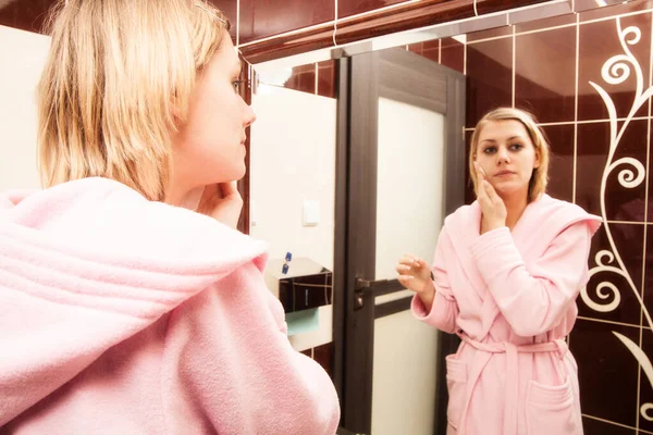 Genç Bir Kadın Makyajını Temizliyor — Stok fotoğraf
