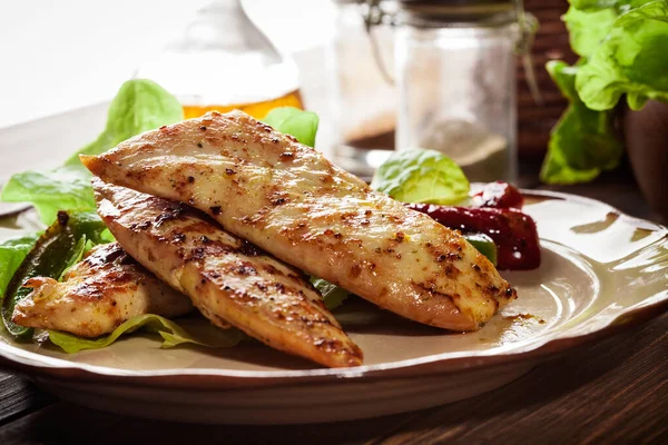 Petti Pollo Alla Griglia Serviti Con Paprica Alla Griglia Piatto — Foto Stock