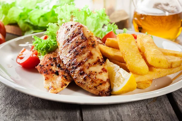 Poitrines Poulet Grillées Servies Avec Frites Salade Fraîche Dans Une — Photo