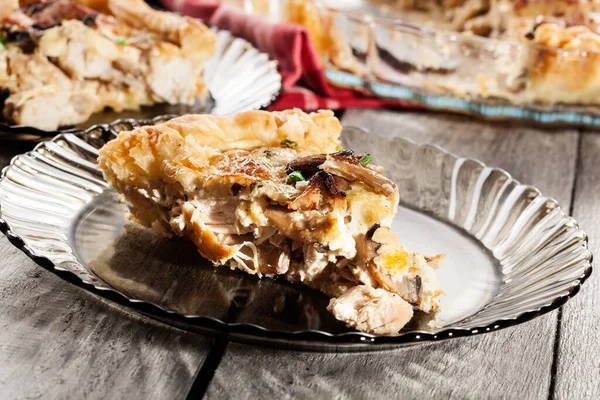 Кусочек Пирога Курицей Грибами Сыром — стоковое фото