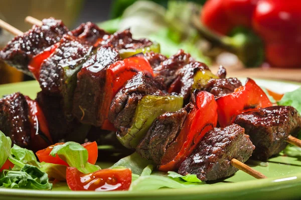 Carne Res Parrilla Brochetas Verduras Plato Verde —  Fotos de Stock