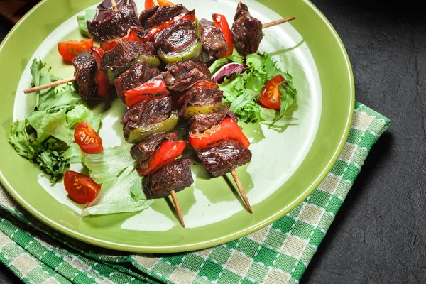 Grilled Beef Meat Vegetable Kebabs Green Plate — Stock Photo, Image