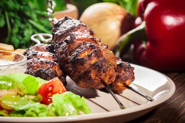 Shish Kebab Grigliato Servito Con Patatine Fritte Insalata Fresca — Foto Stock