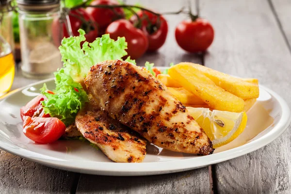 Grillad Kycklingbröst Serveras Med Pommes Frites Och Fräsch Sallad Ett — Stockfoto