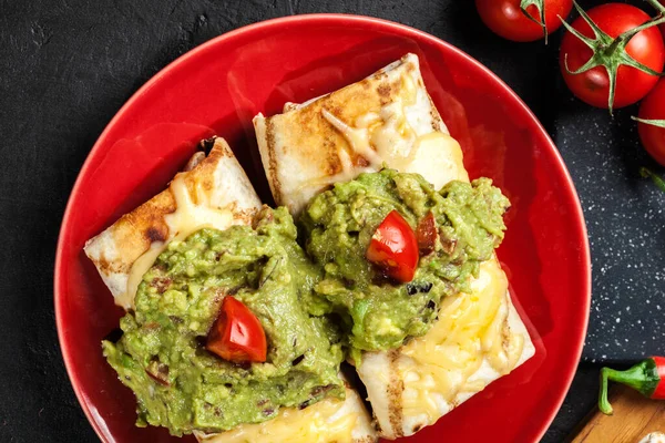 Mexikói Chimichanga Guacamole Mártással Egy Piros Tányéron — Stock Fotó