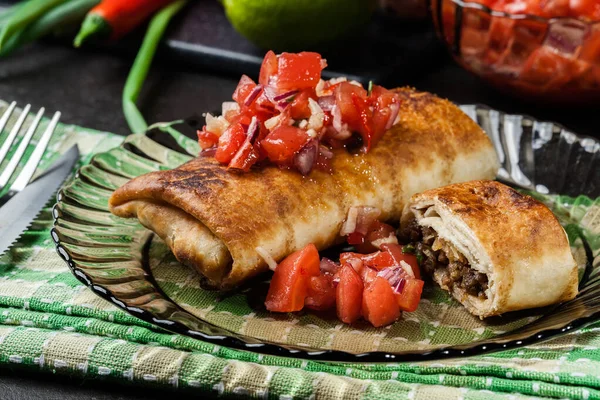 Chimichanga Mexicano Com Molho Salsa Prato — Fotografia de Stock