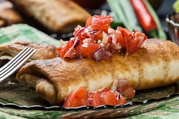 Chimichanga Mexicano Com Molho Salsa Prato — Fotografia de Stock