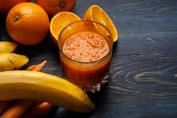 Jugo Fruta Fresca Sobre Fondo Madera Azul —  Fotos de Stock