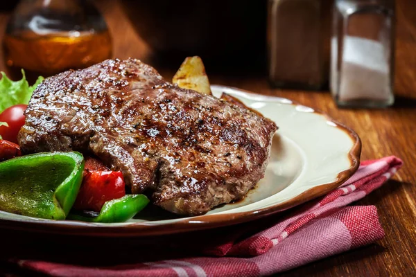 Portionen Gegrilltes Rindersteak Serviert Mit Gegrillten Kartoffeln Und Paprika — Stockfoto