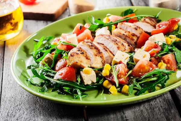 Frischer Salat Mit Hühnerbrust Rucola Und Tomate Auf Einem Teller — Stockfoto