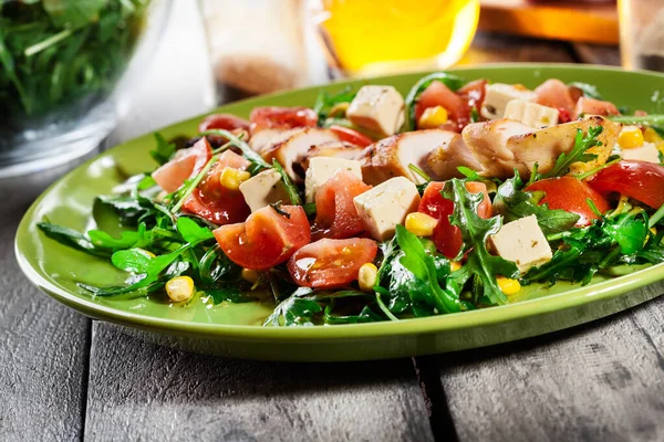 Salade Fraîche Avec Poitrine Poulet Roquette Tomate Dans Une Assiette — Photo