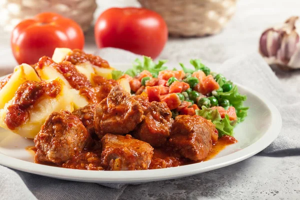 Estofado Carne Cerdo Estofada Servido Con Papas Ensalada Verduras Plato — Foto de Stock