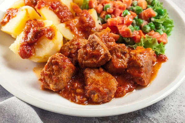 Varkensvlees Stoofpot Geserveerd Met Aardappelen Groentesalade Een Bord — Stockfoto