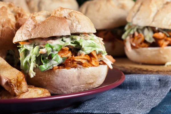 Hähnchen Sandwich Mit Salat Und Bbq Sauce Serviert Mit Pommes — Stockfoto