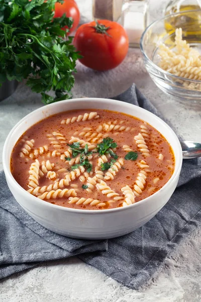 Paradicsomleves Fusilli Tésztával Tálban Fényes Háttérrel — Stock Fotó