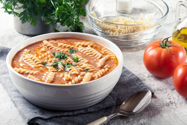 Paradicsomleves Fusilli Tésztával Tálban Fényes Háttérrel — Stock Fotó