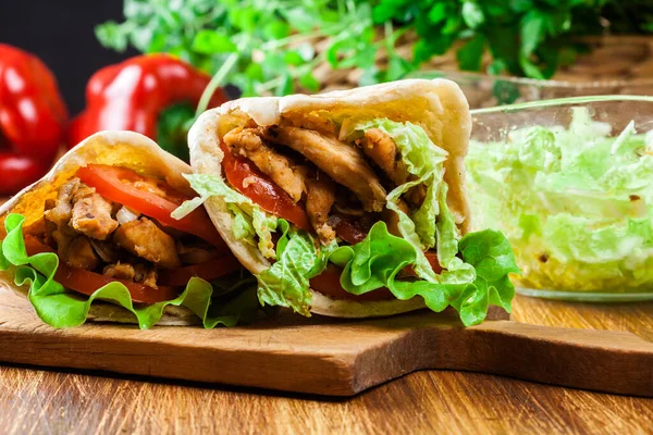 Kebab Doador Carne Frango Frita Com Verduras Pão Pita — Fotografia de Stock