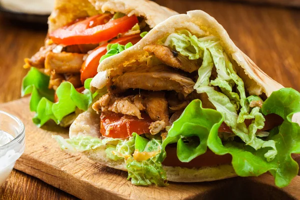 Doner Kebab Stekt Kycklingkött Med Grönsaker Pitabröd — Stockfoto