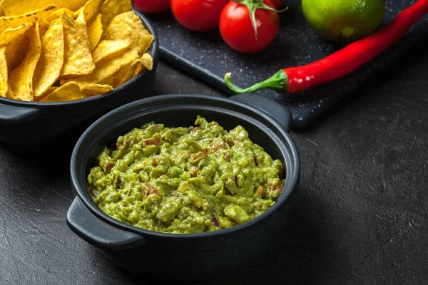 Ciotola Guacamole Con Patatine Tavolo Nero — Foto Stock