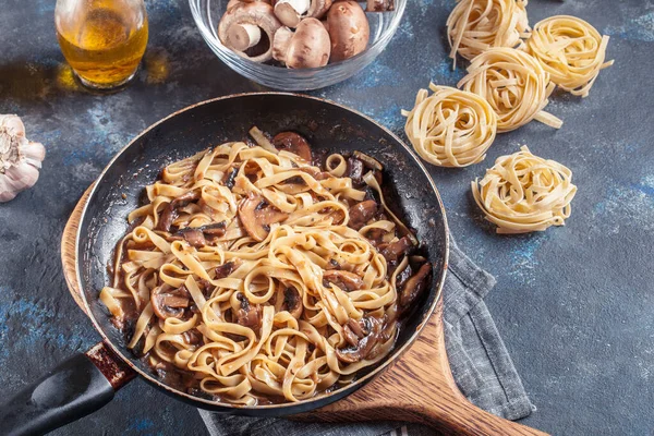 Pasta Liatelle Шампиньонами Соусе Итальянское Блюдо Сковороде — стоковое фото