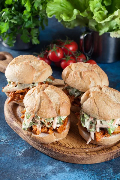 Gezogenes Hühnersandwich Mit Salat Und Bbq Sauce Auf Schneidebrett — Stockfoto