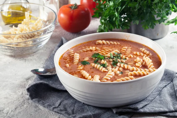 Paradicsomleves Fusilli Tésztával Tálban Fényes Háttérrel — Stock Fotó