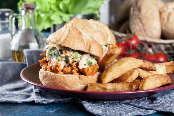 Hähnchen Sandwich Mit Salat Und Bbq Sauce Serviert Mit Pommes — Stockfoto
