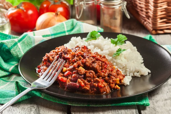 ホット チリコンカーン牛ひき肉 トマト トウモロコシと米を添えてください メキシコ料理 — ストック写真