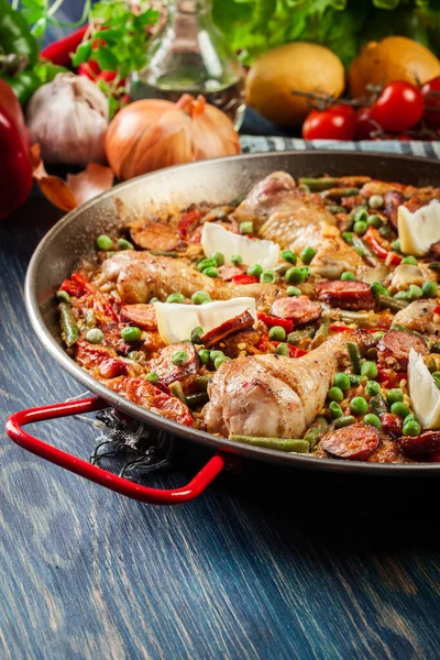 Paellera Podává Tradiční Paella Kuřecích Stehen Chorizo Klobásou Zeleninou Španělská — Stock fotografie