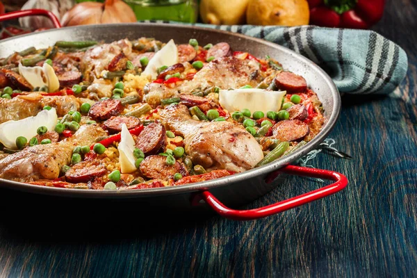 Traditionele Paella Met Kip Benen Worst Chorizo Groenten Geserveerd Paellera — Stockfoto