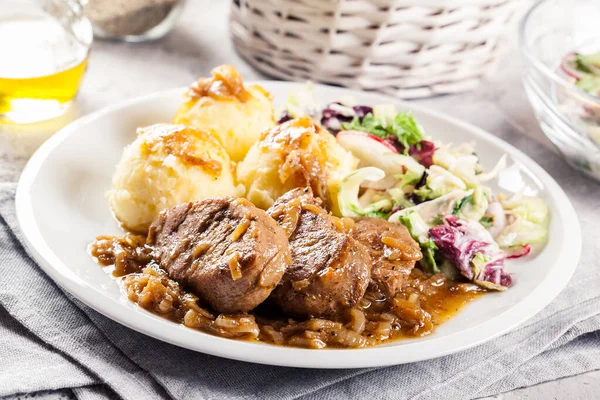 Karbonadestrengen Met Uiensaus Geserveerd Met Aardappelpuree — Stockfoto