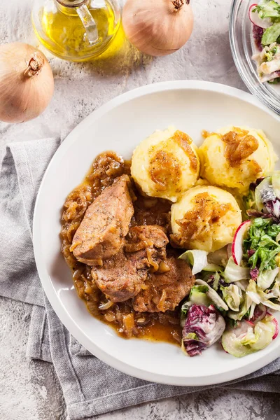 Lombate Maiale Brasate Con Salsa Cipolle Servite Con Purè Patate — Foto Stock