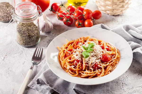 Espaguetis Napoli Con Queso Parmesano Plato Italiano Tradicional —  Fotos de Stock