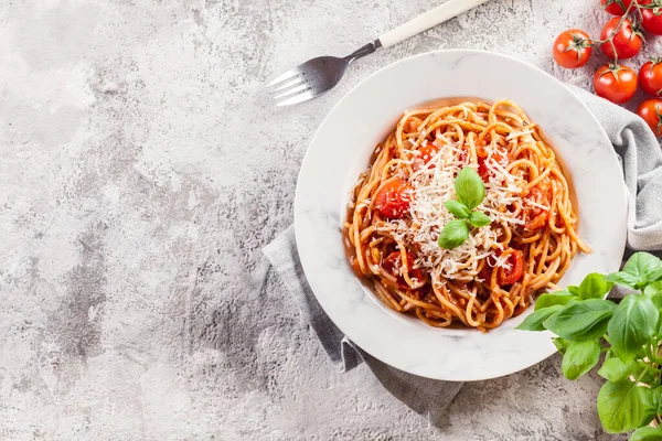 Espaguetis Napoli Con Queso Parmesano Plato Italiano Tradicional —  Fotos de Stock