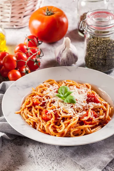 Espaguetis Napoli Con Queso Parmesano Plato Italiano Tradicional —  Fotos de Stock