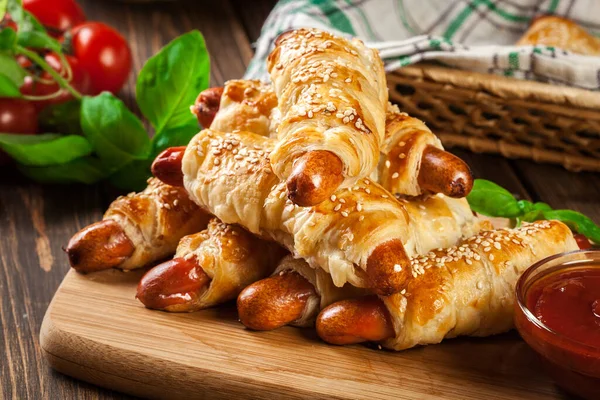 Walcowane Hot Dog Kiełbasy Pieczone Ciasto Francuskie Pokładzie Cięcia — Zdjęcie stockowe