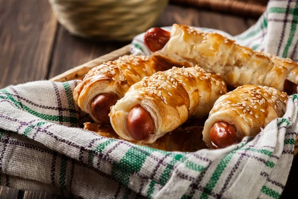 Würstchen Blätterteig Weidenkorb Gebacken — Stockfoto